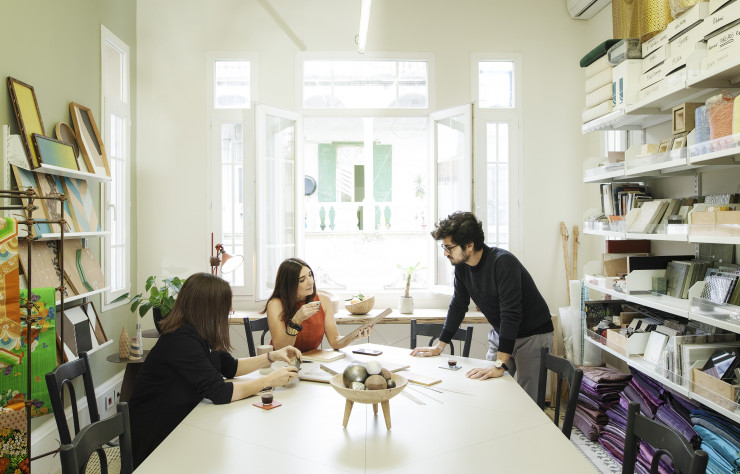 La « sample room » est le lieu de rencontre entre clients et designers et permet aux deux parties d’explorer matières et motifs.