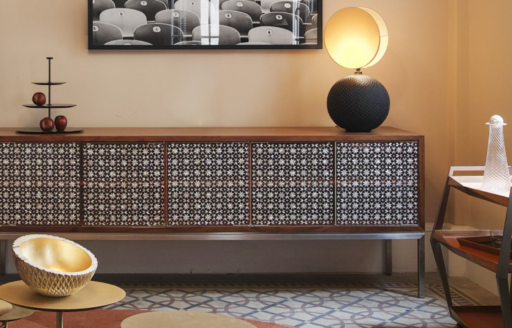 L’utilisation des moucharabiehs, motif traditionnel de la culture moyen-orientale, se retrouve dans le design des meubles créés par Nada Debs, telle cette enfilade.