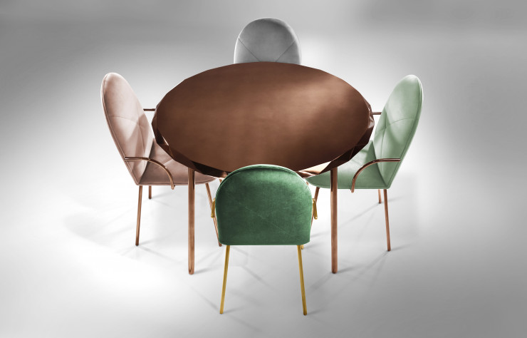 Chaises « Orion », autour de la table « Stella », dessinées par Nika Zupanc.
