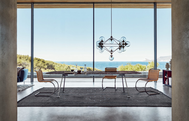 La table Grasshopper de Piero Lissoni et son impressionnant plateau de marbre rouge.
