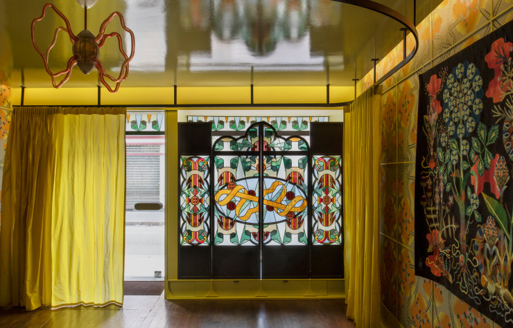 La galerie de Pierre Marie montre tapisserie, vitrail, papier peint, lustre…, tous de sa main.