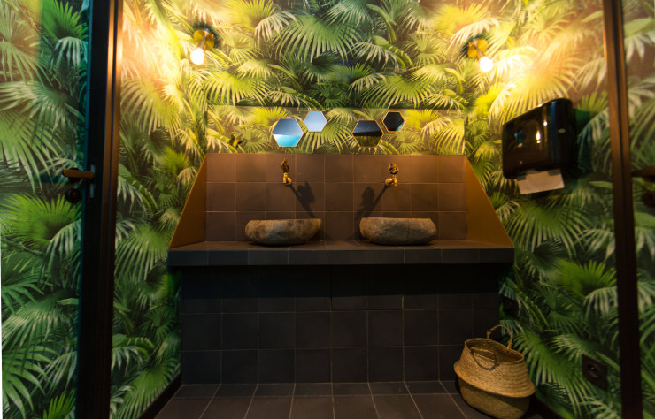 Les toilettes assument leur parti-pris exotique.