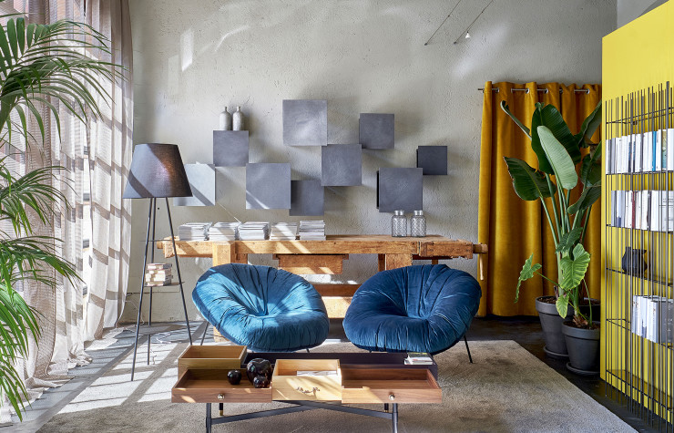 Fauteuils Closer (2017) et lampadaire Tri.Be.Ca (2014)