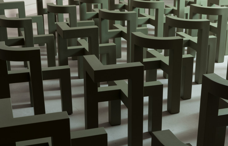 Les chaises rotomoulées en polypropylène sont issues de la collection « Delete Yourself », dessinée en 2016 par Didier Faustino.