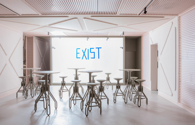 Grâce aux parois texturées, l’architecte a su modifier la circulation à l’intérieur du lounge.