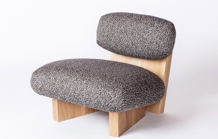 Atelier de Troupe vient de signer un fauteuil combinant rondeurs d’assise et rigueur de la structure.