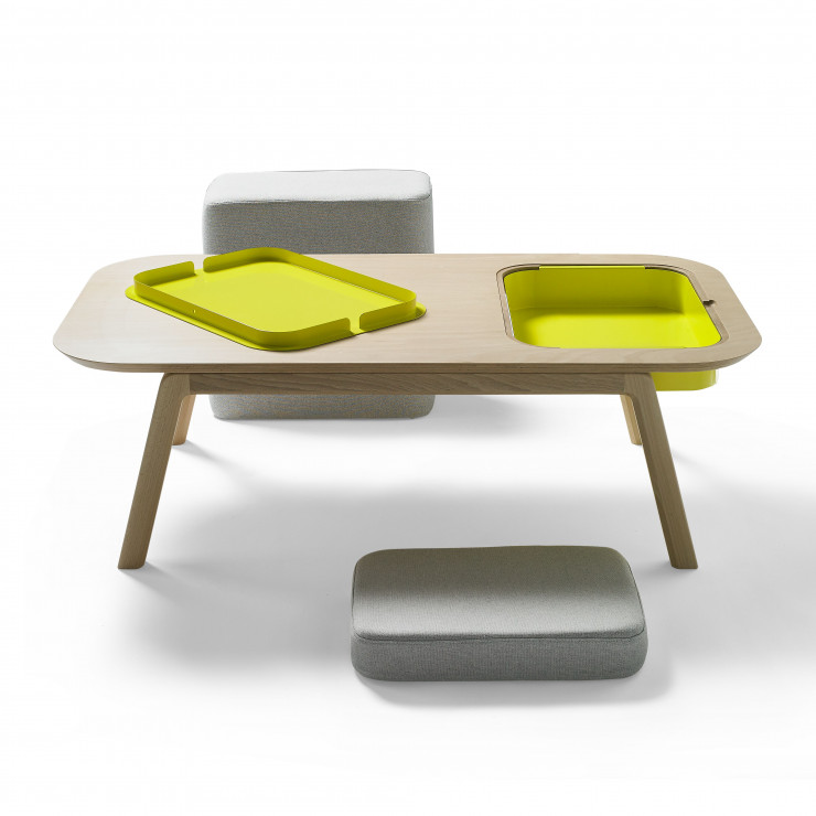 Une table aux accessoires nomades bien dans son époque.