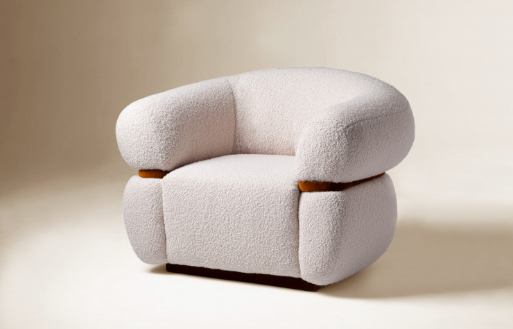 La chaise Malibu de Dooq semble enserrée par une ceinture, faisant ressortir deux bourrelets confortables…