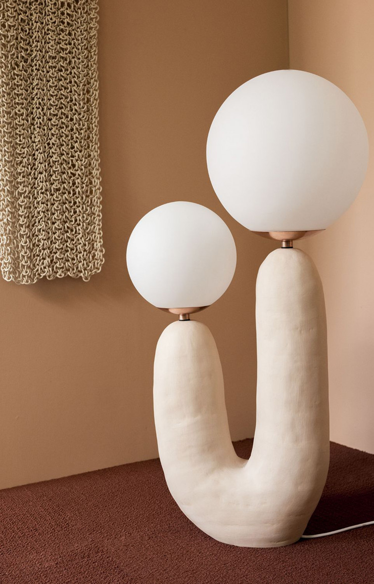 Fabriquées en céramique, les lampes Oo d’Eny Lee Parker affichent des formes douces, moelleuses, et des textures mates qui invitent au toucher…