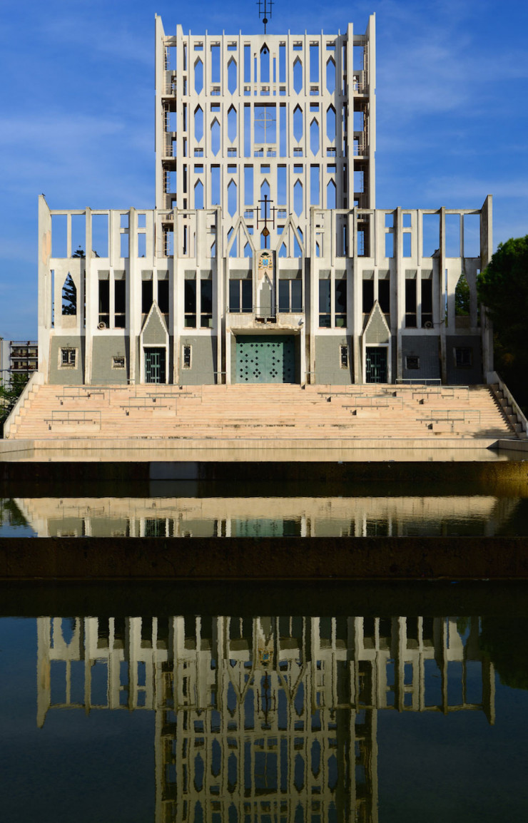 La façade ajourée de la co-cathédrale Gran Madre de Dio de Tarente (1970).