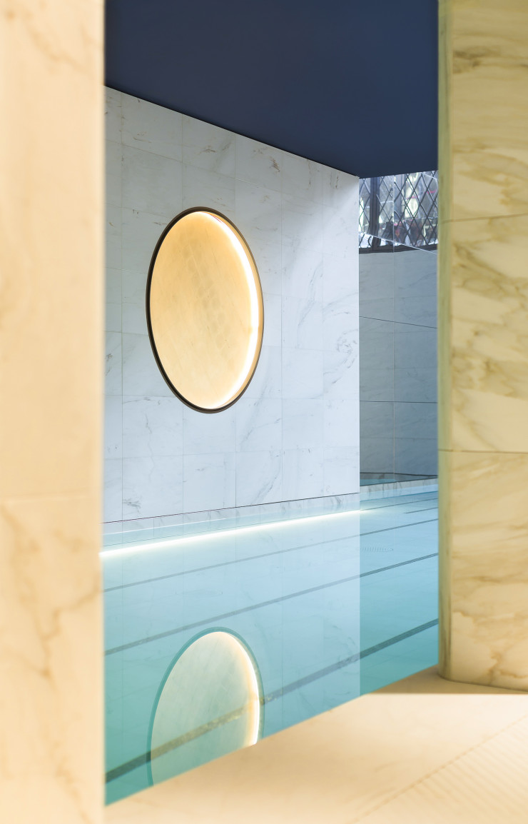 La piscine au sous-sol est baignée de lumière naturelle…