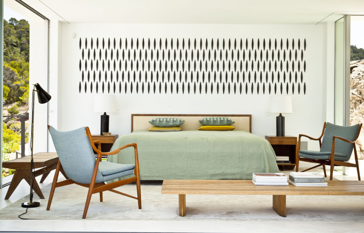 De chaque coté du lit, les lampes « FL 108 » font cohabiter les créations de l’agence avec les grands classiques du design.