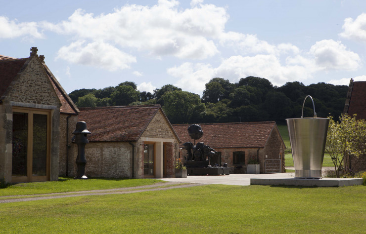 Dans le Sommerset, l’agence a réhabilité d’anciennes étables en espaces d’expositions pour la galerie Hauser & Wirth..