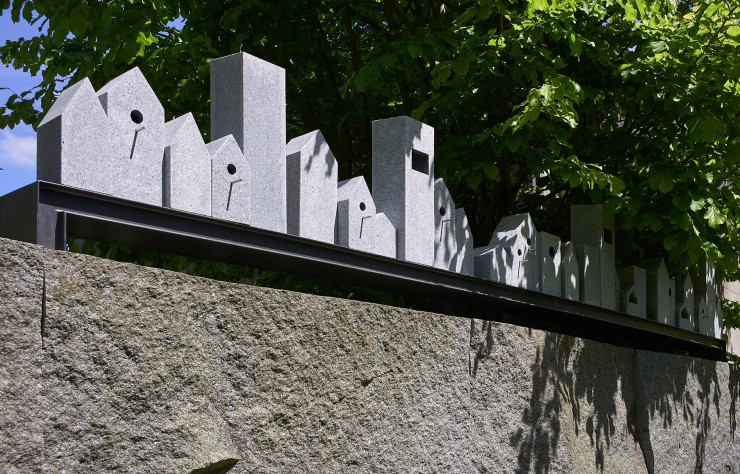Marion Normand, « Skyline » (2018), granit et Inox, programme « Muz Yer, nichoirs d’architectes », Rennes.