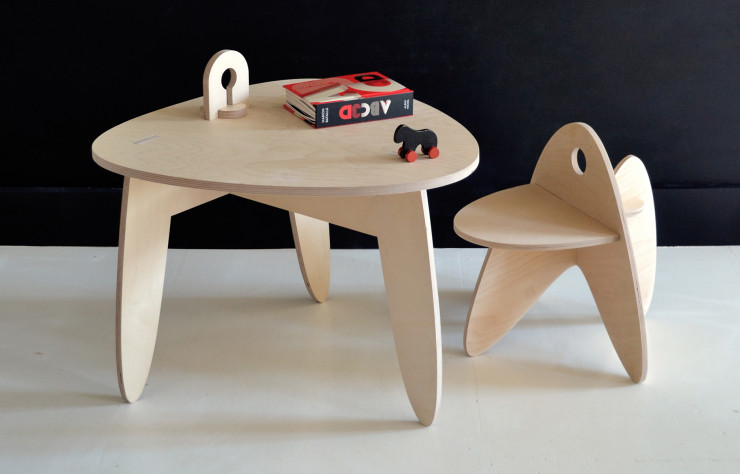 Bureau évolutif « Biwo » et sa petite chaise en bois « Grande vitesse » (Maké Maké). À partir de 3 ans.