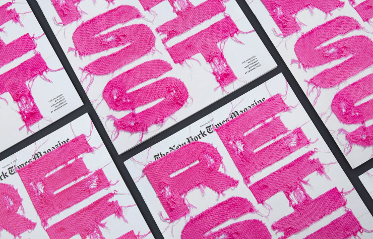 Une couverture réalisée pour le « New York Times Magazine ». Tissée, la typographie fait référence à la marche des femmes organisée à la suite de l’élection de Donald Trump. Nombre d’entre elles avaient alors tricoté elle-mêmes leurs bonnets.