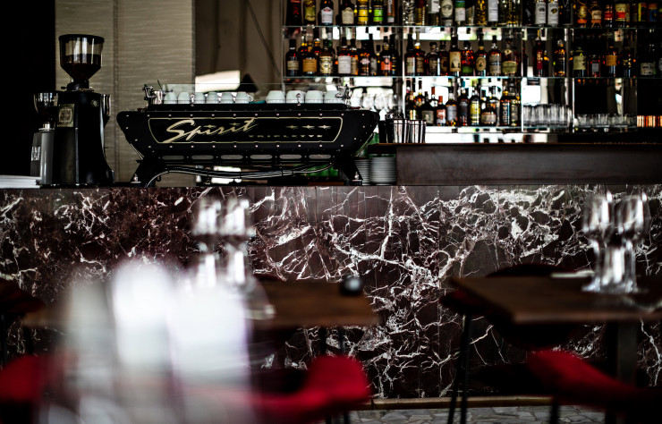 Signée Olivier Delannoy et Francesca Errico, de l’agence Reinh, la déco du Zebra mise sur le marbre élégant pour les murs et le bar.