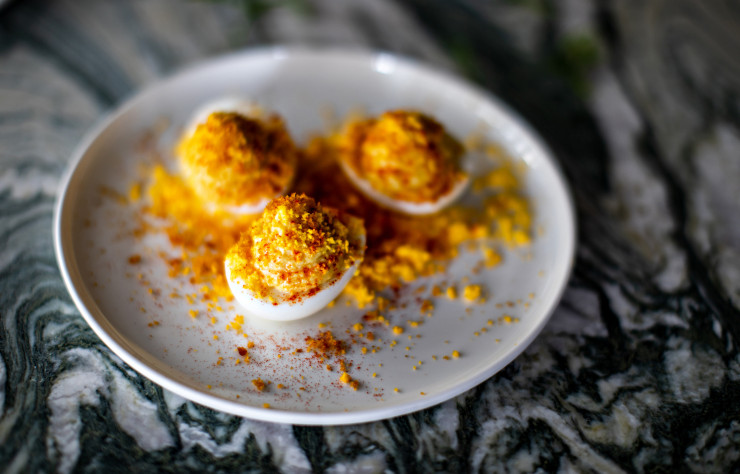 Les oeufs mimoza, à la poutargue rapée d’Alexandre Giesbert.