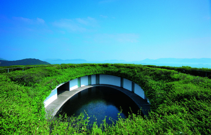 La Benesse House Oval, à Naoshima (1995).