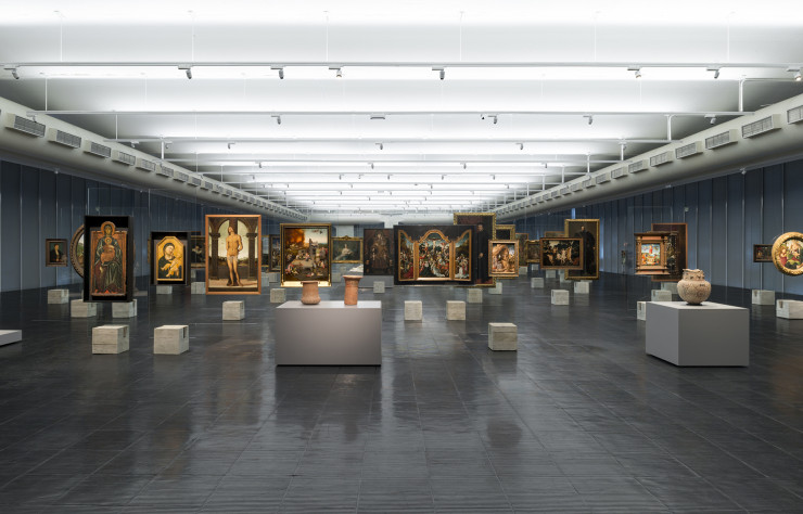 À l’intérieur du MASP, un dispositif d’accrochage translucide élève littéralement les œuvres d’art.