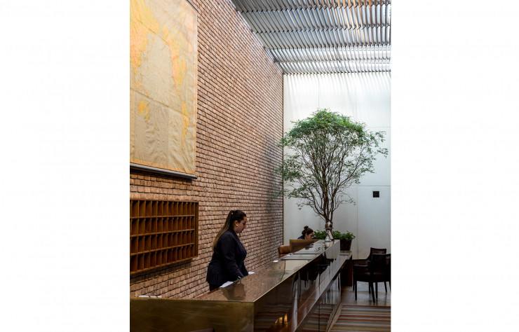 Le lobby de l’hôtel Emiliano accueille les hommes d’affaires et les voyageurs du monde de l’art de passage à São Paulo.