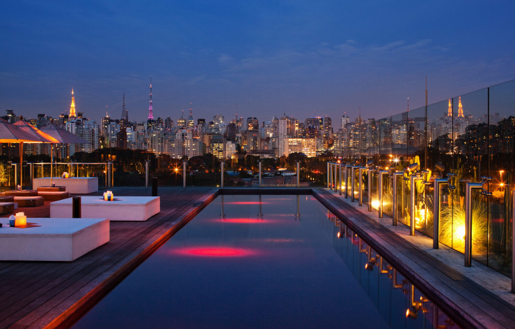 Le bar à cocktails et la piscine de l’hôtel Unique offrent une pause bien méritée après avoir couru toutes les expositions de la biennale.