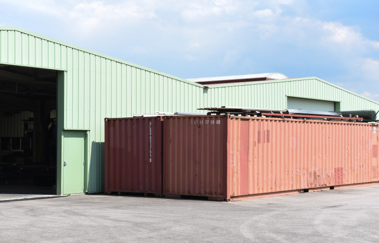 L’usine s’étend sur presque 4 500 m2 et regroupe le stockage, la tôlerie, l’assemblage et les bureaux administratifs.