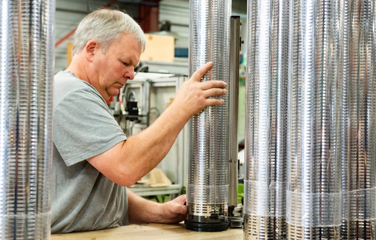 Une fois la grille métallique insérée dans le tube de verre ou en polycarbonate-méthacrylate, certains modèles, comme ici Kyhn, sont scellés sur une extrémité par un système spécifique.