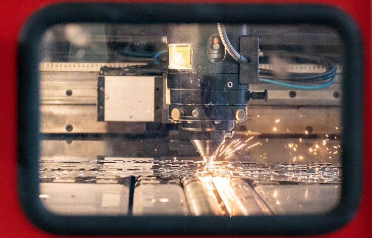 Pour certaines pièces aux formes particulièrement complexes, qui demandent une grande précision ou des petites séries, la découpe au laser est également utilisée.