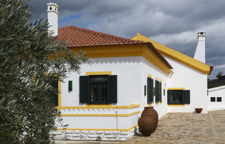 La Casa a gardé sa couleur locale. La terrasse pavée en pierre de schistes accueille une collection de pots vintage et réémaillées par le céramiste local.