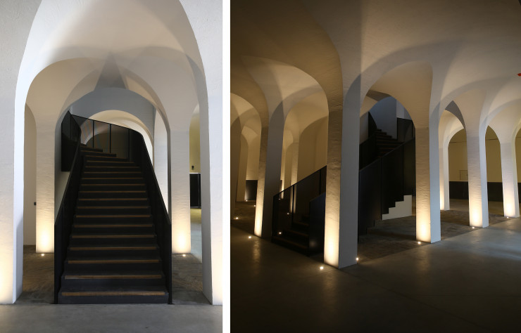 Menant à l’espace de mise en bouteille, l’escalier en béton avec son garde-corps en tôle perforée noir mat prend toute sa dimension dans ce lieu immaculé.