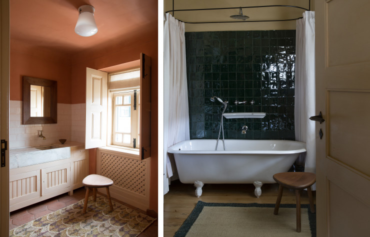 Deux des huit salles de bains, tapissées d’une faïence artisanale locale.