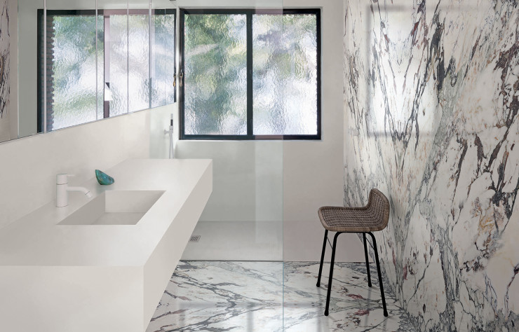 « Grande Marble Look » se joue du contraste du noir et du blanc : une bonne façon de sublimer une pièce avec élégance.