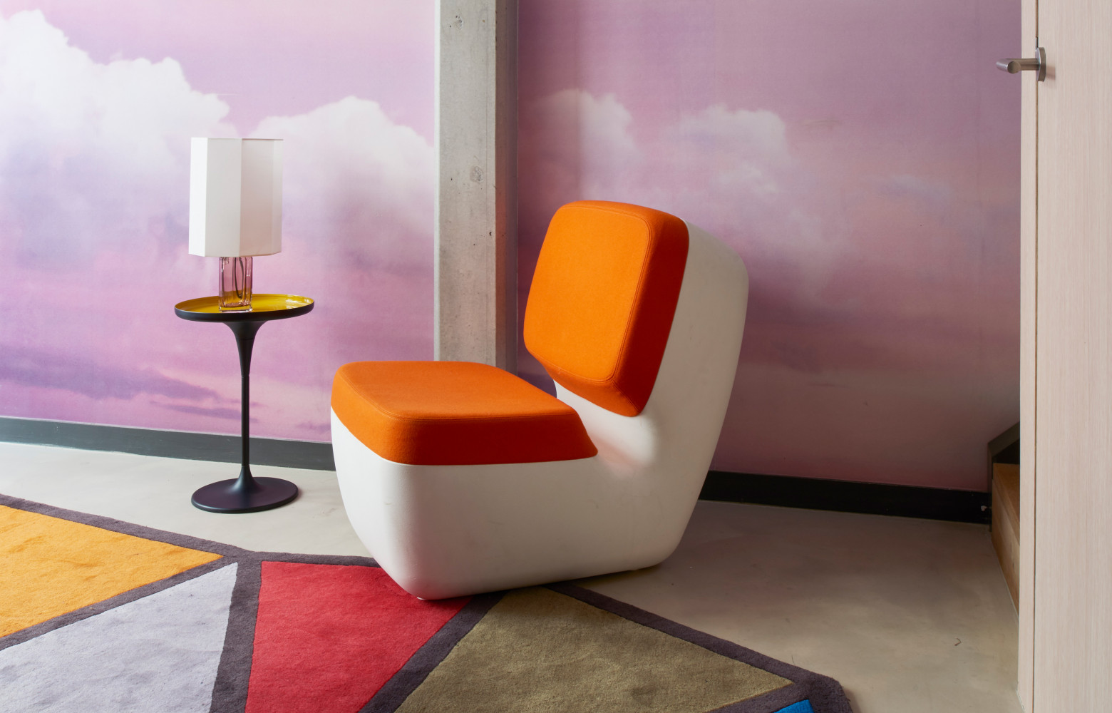 Dans l’entrée : fauteuil Nimrod de Marc Newson (Magis), guéridon Nymphéa (AM.PM), lampe (Louise Roe), tapis To the...