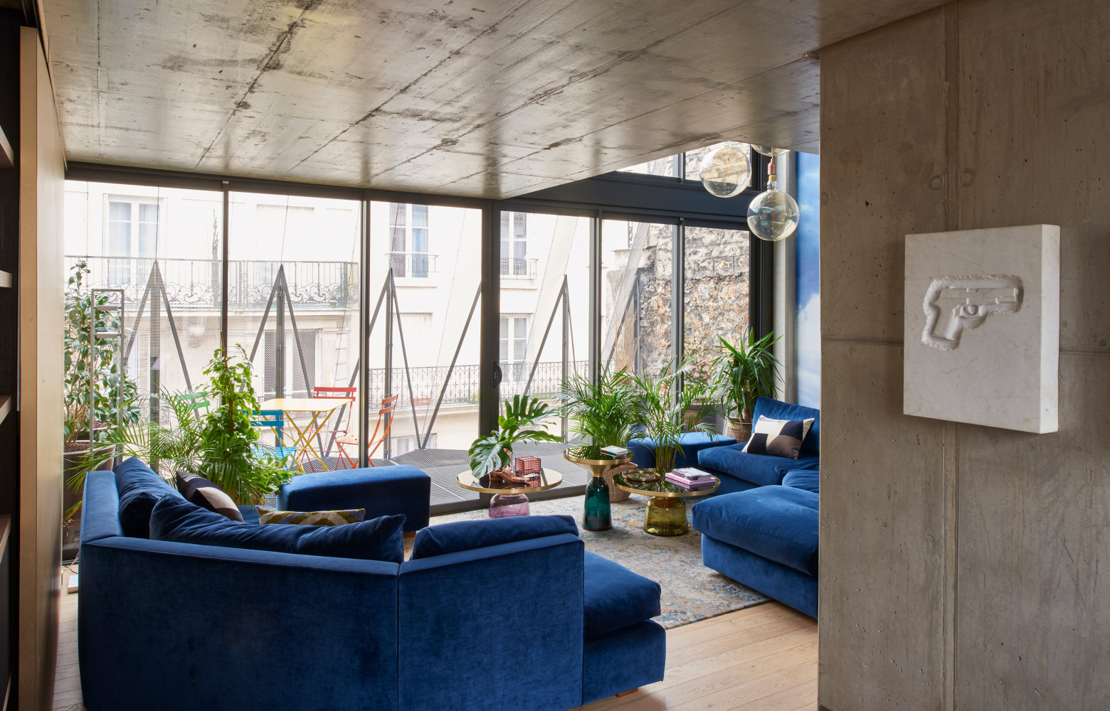 Dans le salon, au 4e étage, canapé d’angle sur mesure de Selig & Renault (Desmedido) agrémenté de coussins Les-Ottomans et...