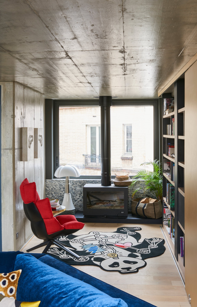 Le coin cheminée a été équipé d'un fauteuil Husk de Patricia Urquiola (B&B Italia) et d'une lampe...