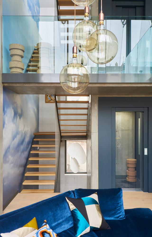 Les fenêtres de la cage d’escalier sont équipées de brise-vues Mobileshadows (Smarin).