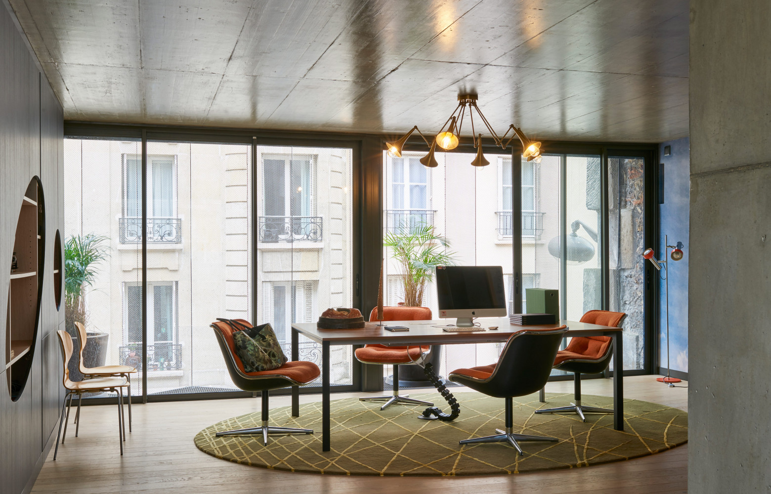 Dans le bureau, au 2e étage, fauteuils orange Pollock, design Charles Pollock (Knoll), bureau Diamond (Siltec), tapis Signature,...