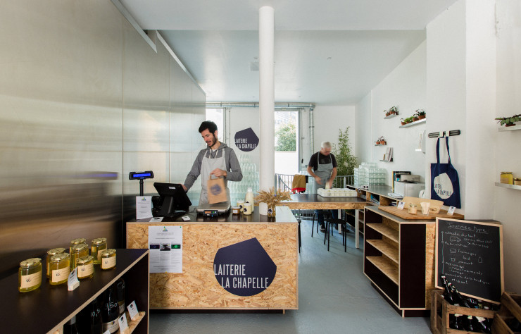 Dans la partie vente, le bois aggloméré se mêle à l’Inox de l’espace fabrication.