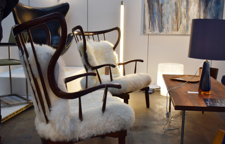 Paire de fauteuils de Peter Hvidt datés de 1948, table basse de Tapio Wirkkala.