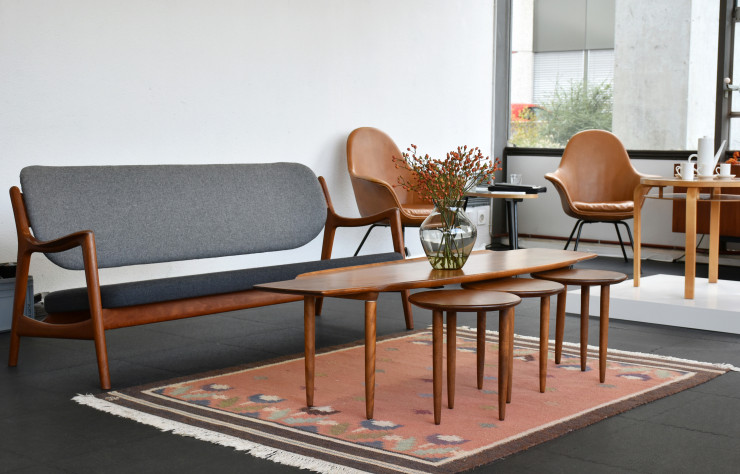Au premier plan, design scandinave des années 50 (anonyme) et en arrière plan paire de fauteuils Sitwell de Hans Bellmann pour Strässle.