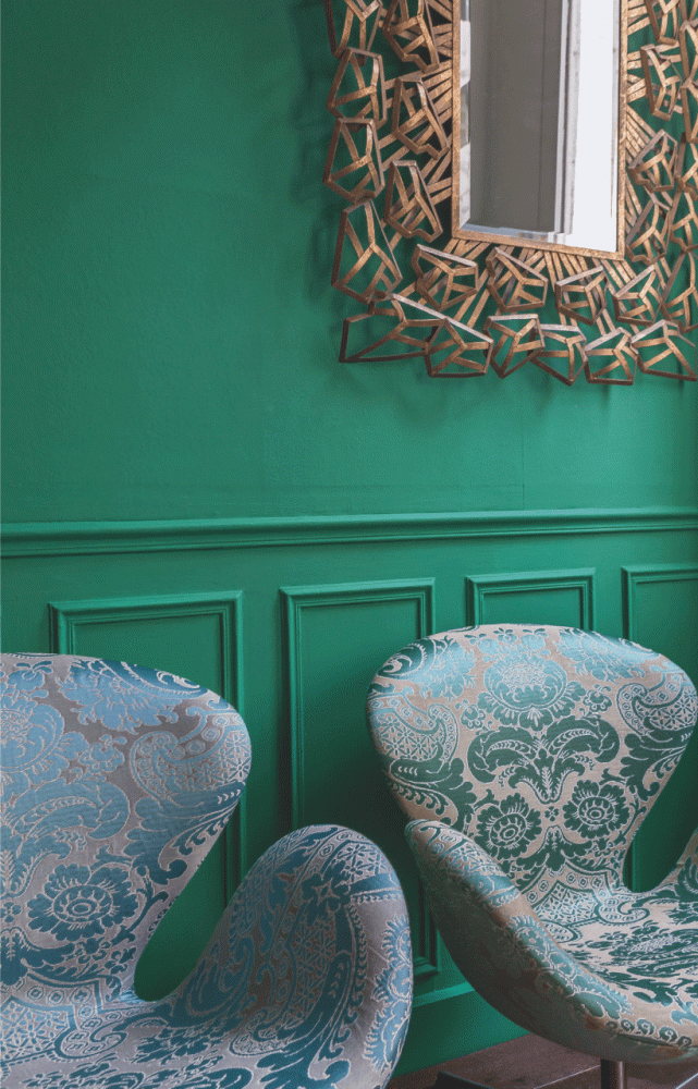 Fauteuils recouverts de damas Brocatello, collection « Duomo » (Nobilis).