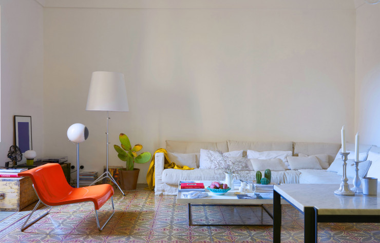 A gauche, fauteuil « Form » de Piero Lissoni.