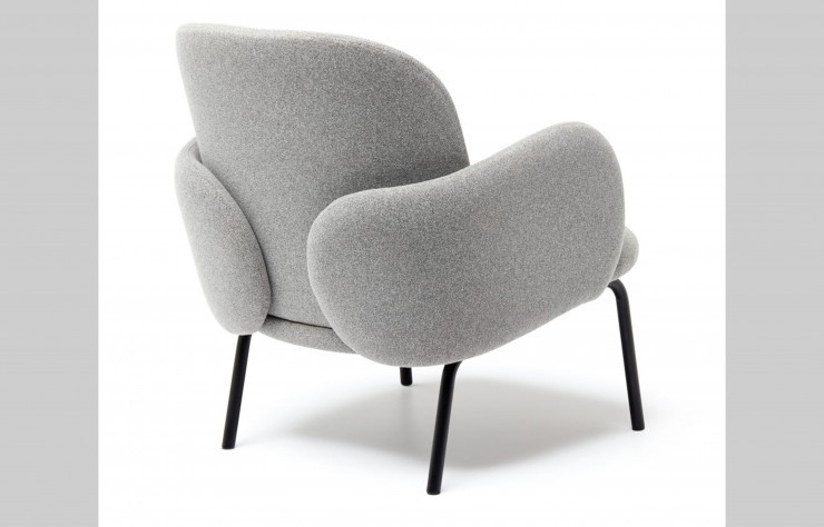 Le sentiment d’amitié est à l’origine de la chaise Dost de Puik Design. Ses grands accoudoirs et son dossier douillet forment comme une étreinte…