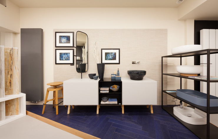 Le showroom propose également des éléments de salle de bains.