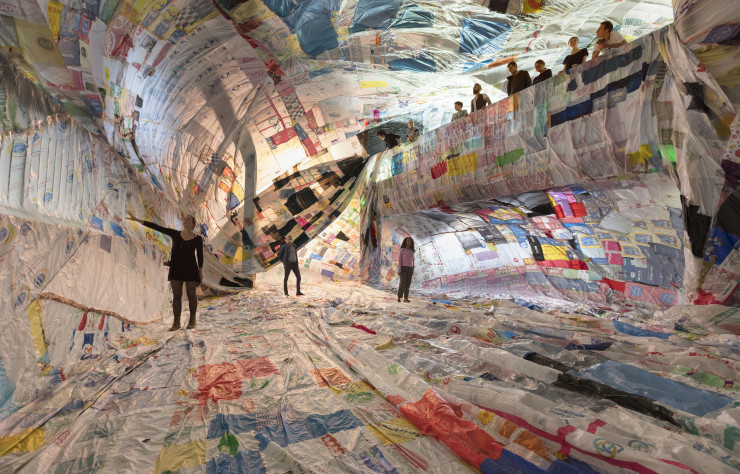 Vue de l’exposition « On Air » de Tomas Saraceno.