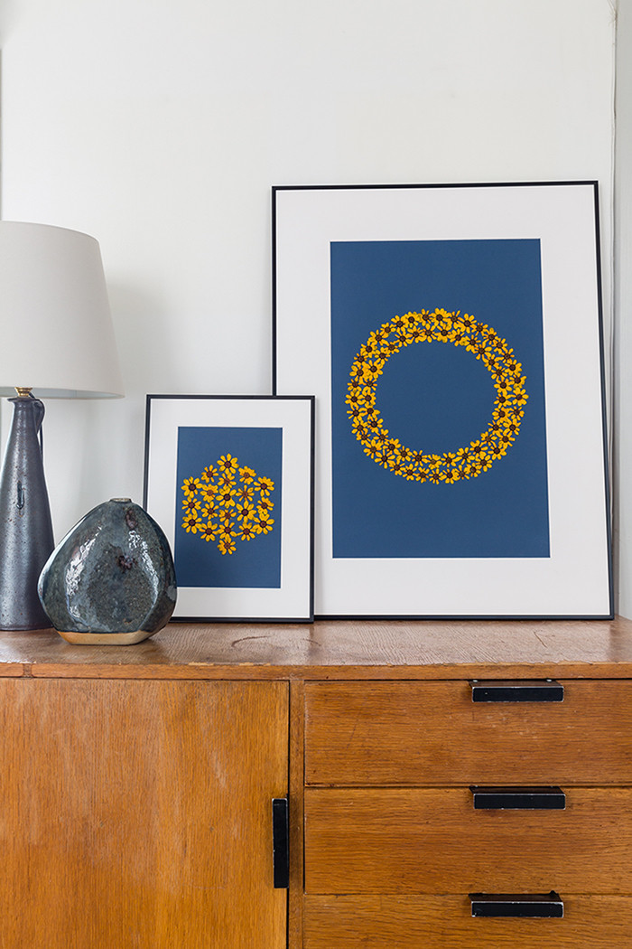 Chez Alexandra van Houtte, les herbiers se déclinent sur un joli fond bleu.