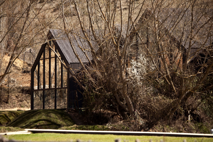 Avec cet ensemble de bâtiments, le cabinet AZPML revisite les archétypes de l’architecture rurale en apposant de très larges baies vitrées sur des façades en bois.