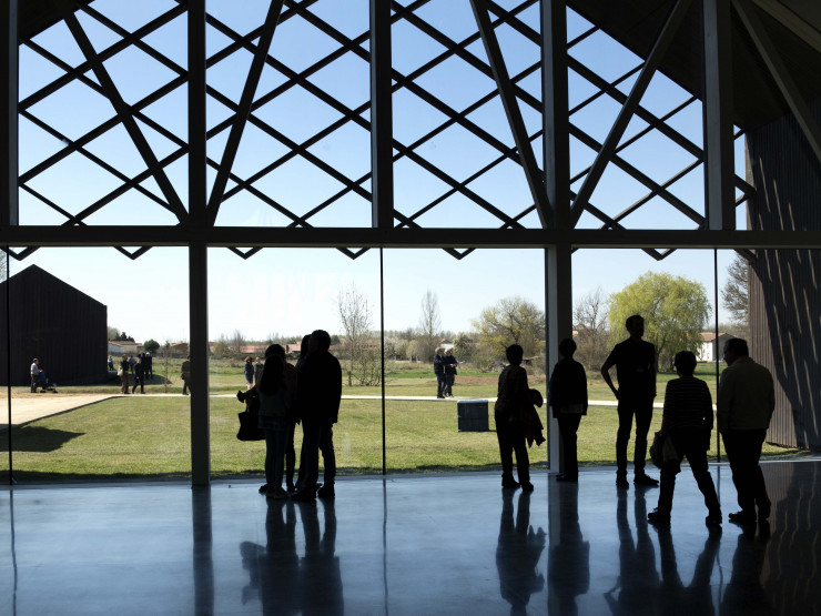 D’une surface totale de plus de 2 000 m2, la fondation inclut des espaces d’exposition, un auditorium, des salles de classe, des ateliers, des archives ainsi que des banques de semences, des étables et autres aménagements liés aux activités agricoles.