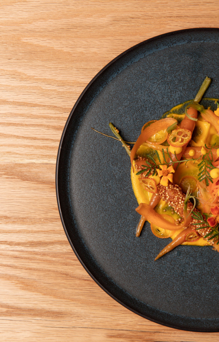Les mini-carottes glacées au beurre d’agrumes accompagnées de quinoa soufflé, le plat signature du chef Adrien Zedda.